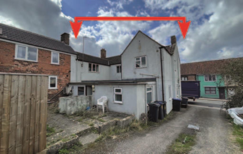 Lot: 128 - MIXED-USE DEVELOPMENT OPPORTUNITY WITH THREE GARAGES AND SIX PARKING SPACES - General view of rear of building and courtyard area